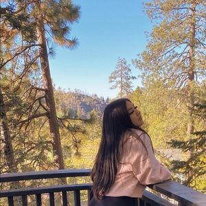 Hello I’m Isabel! Welcome to my closet!